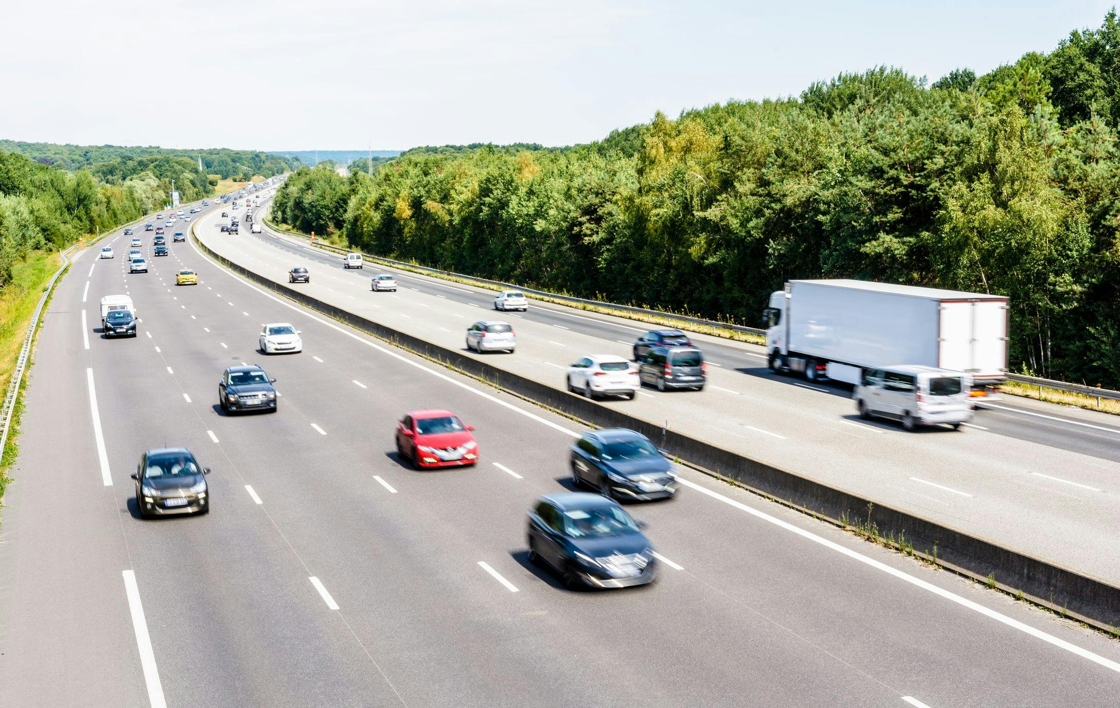 Véhicules circulant sur une autoroute en France.